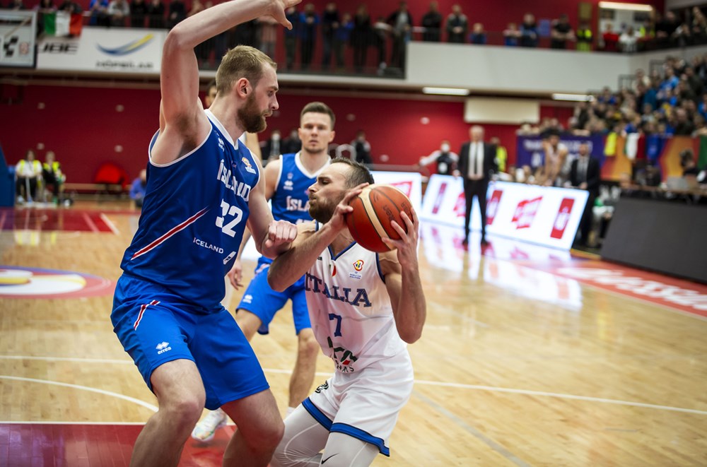 Hlinason i Stefano Tonut (Foto: fiba.basketball)